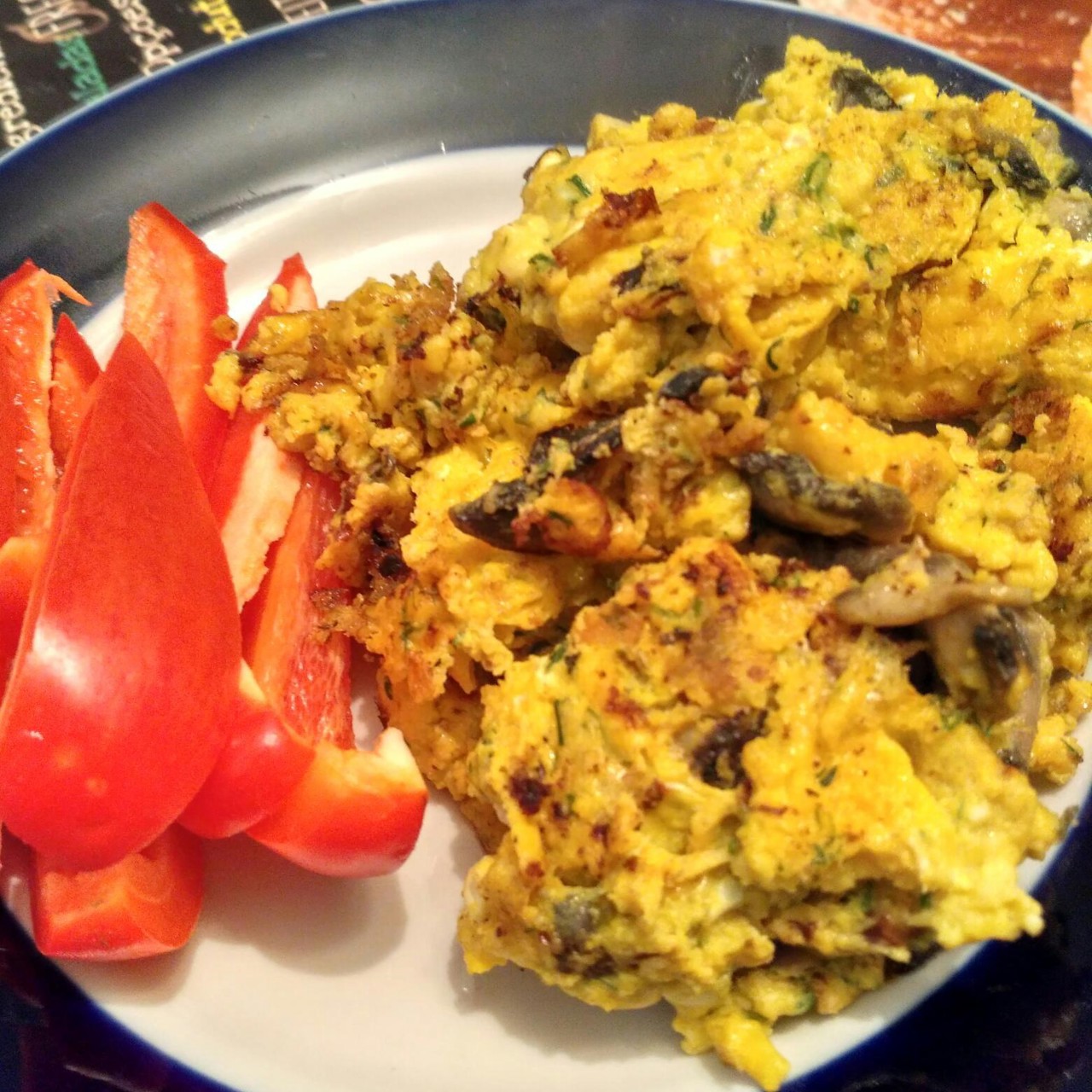 Нежный омлет с грибами, специями и сыром