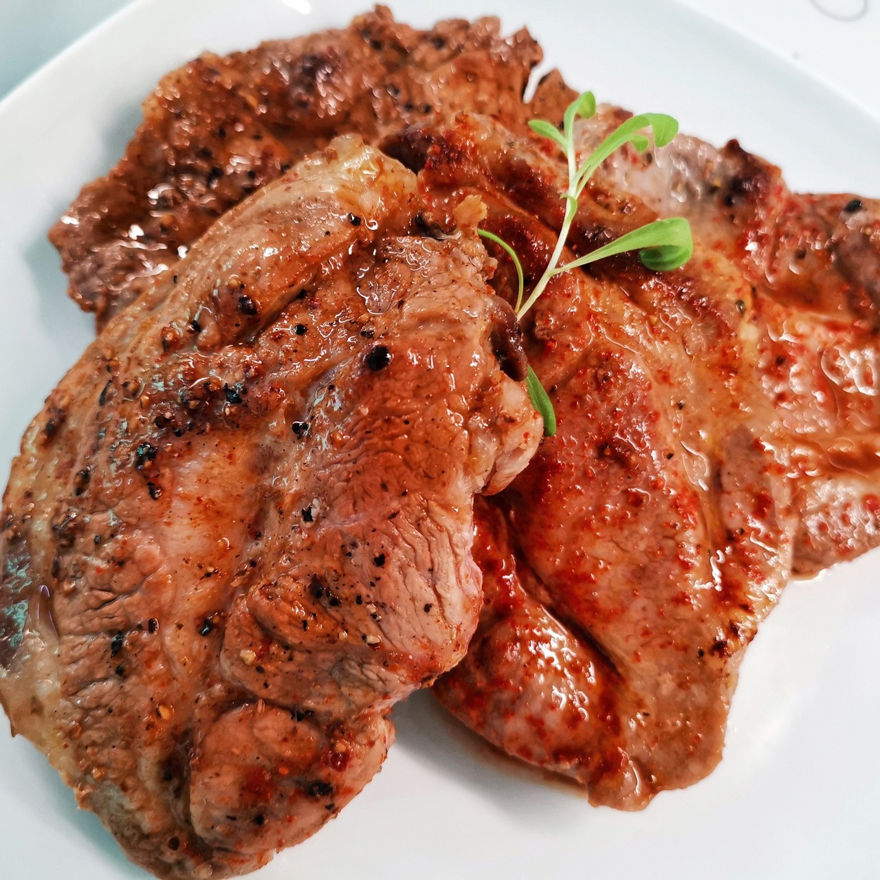 Нежный стейк из свиной шеи