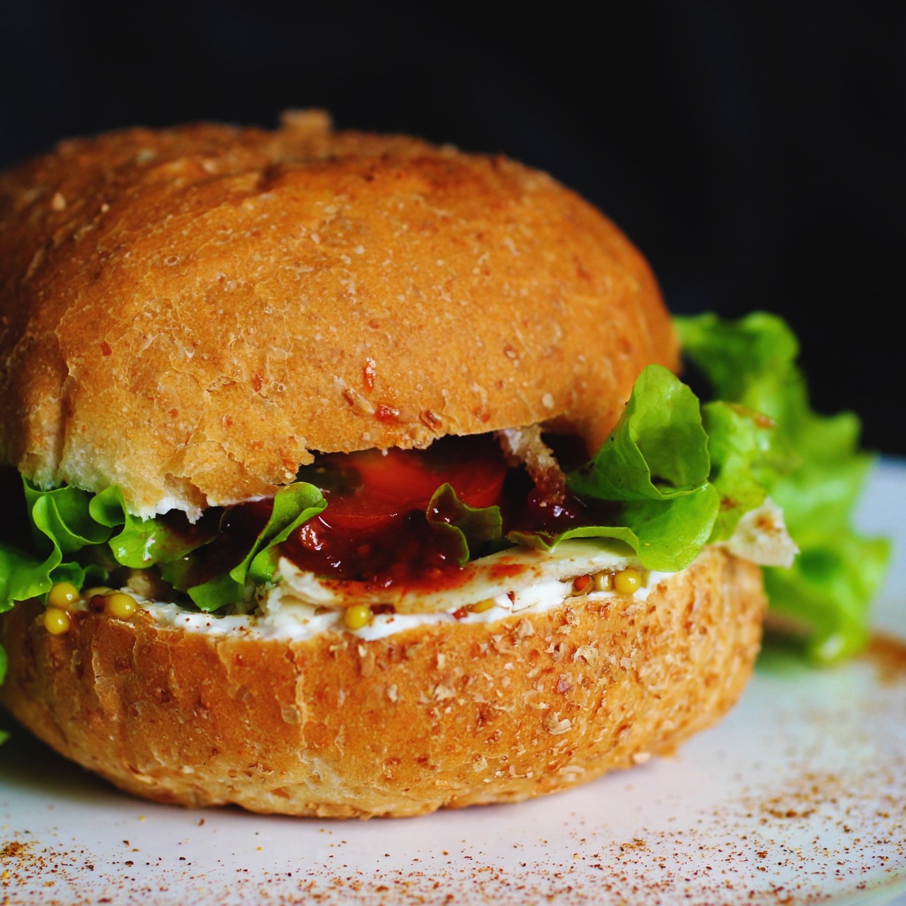 Низкокалорийный бургер со сливочным сыром и куриной грудкой