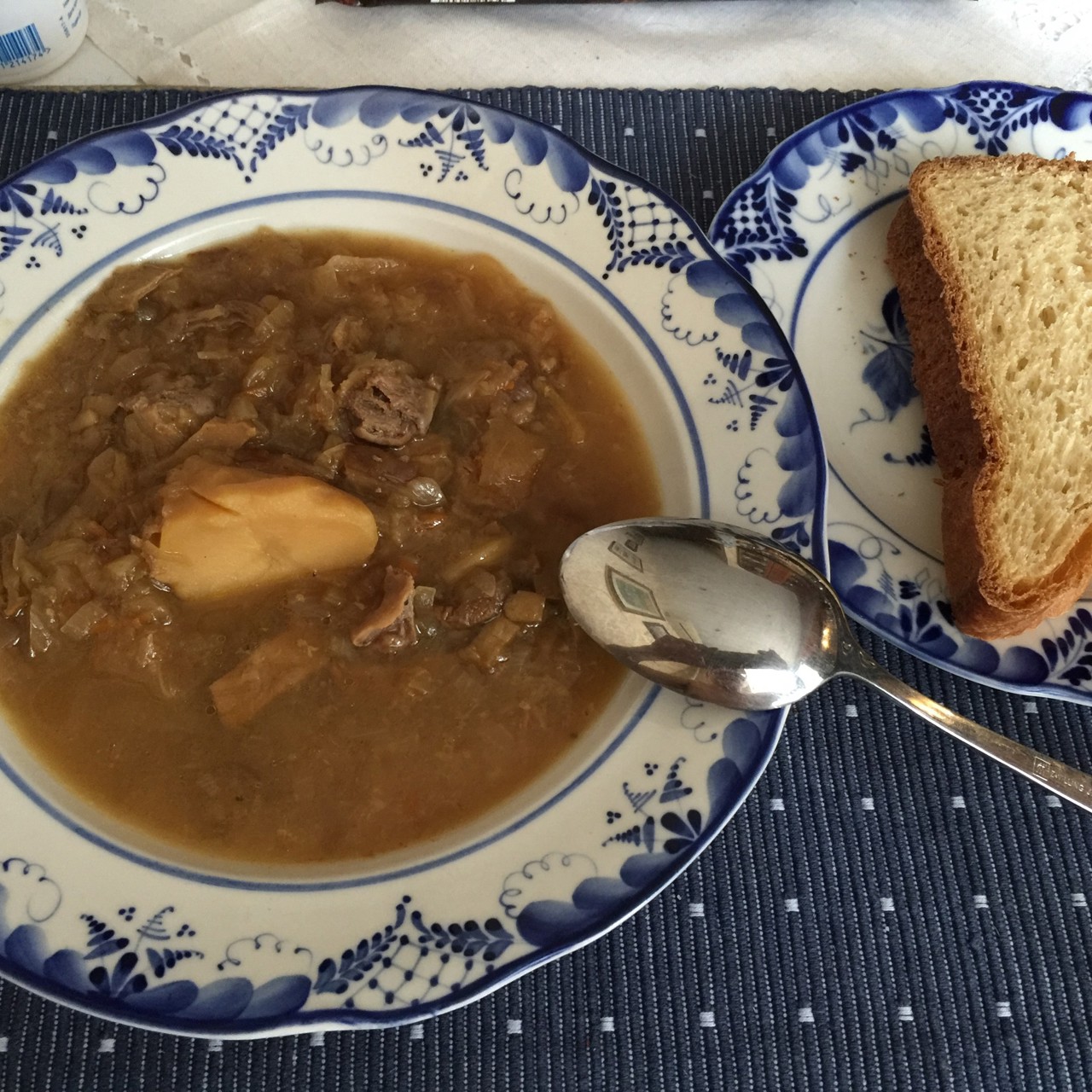 Низкокалорийные суточные щи на бульоне из куриных потрошков