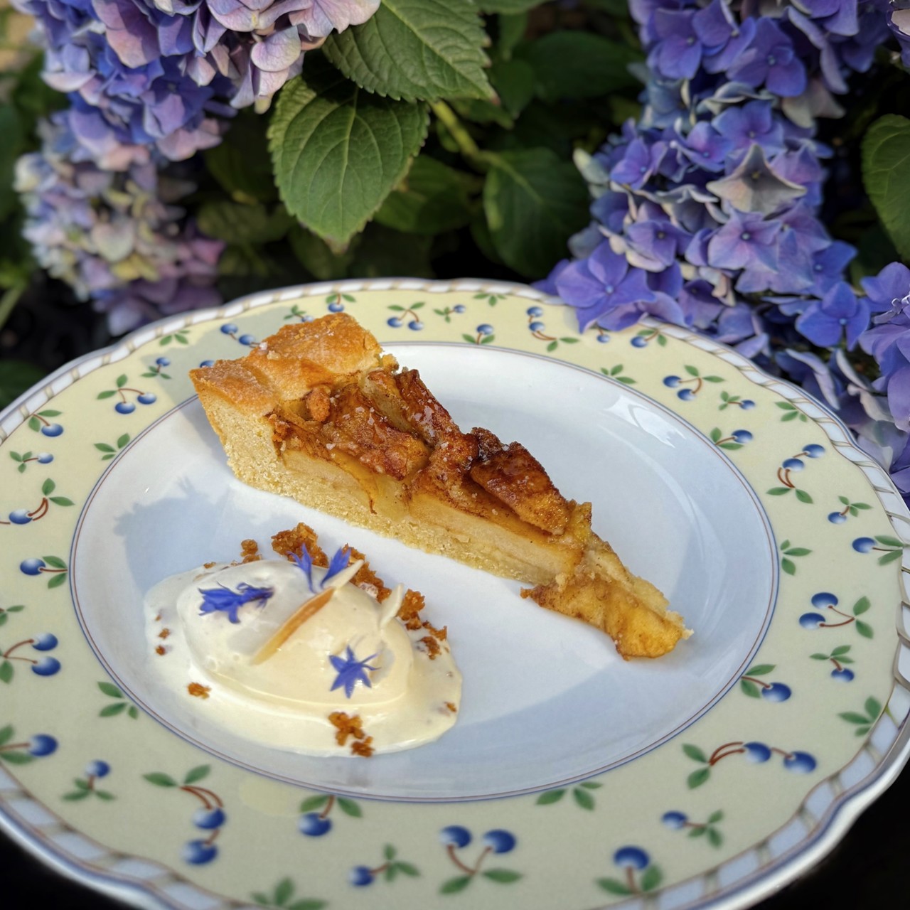 Нормандский яблочный пирог с миндальным кремом