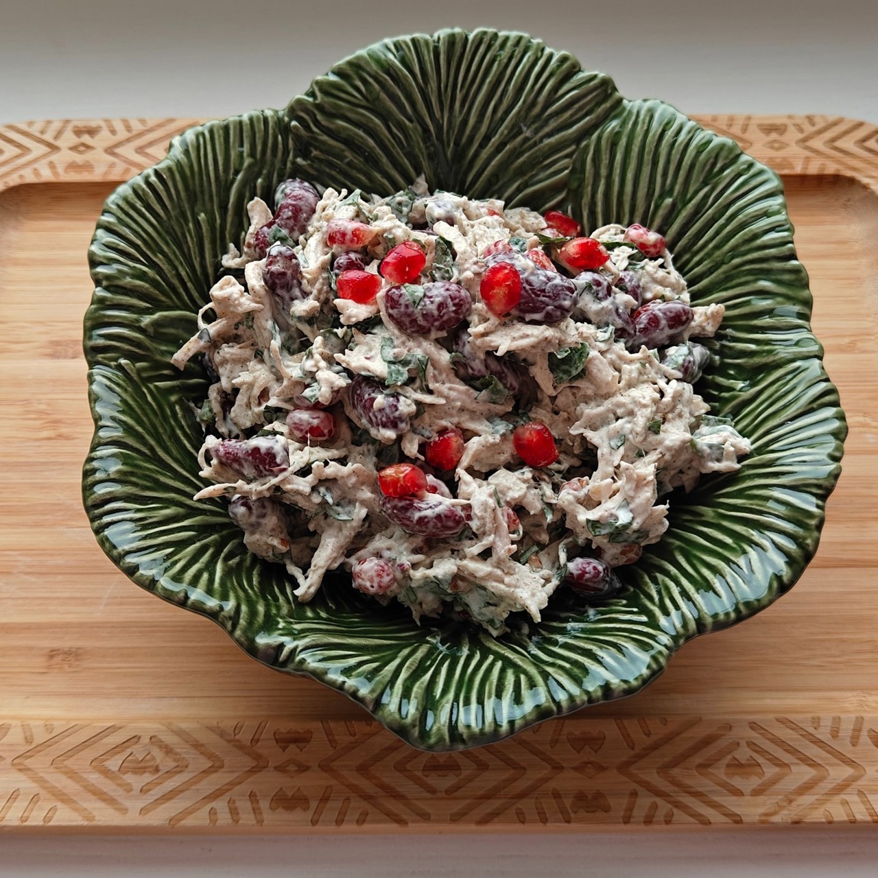 Новогодний салат из курицы и граната