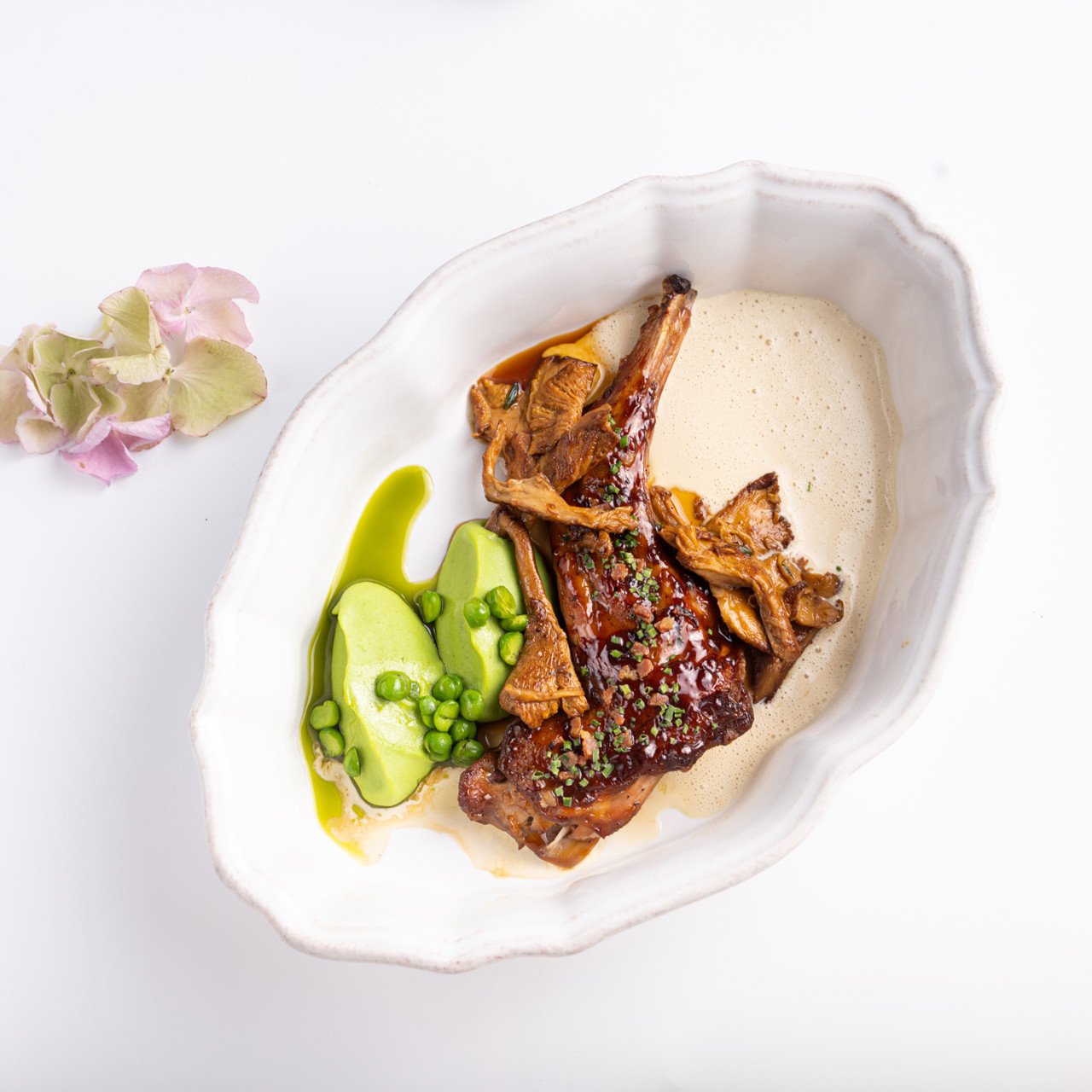 Ножка кролика, крем из зеленого горошка и соус из фуа-гра