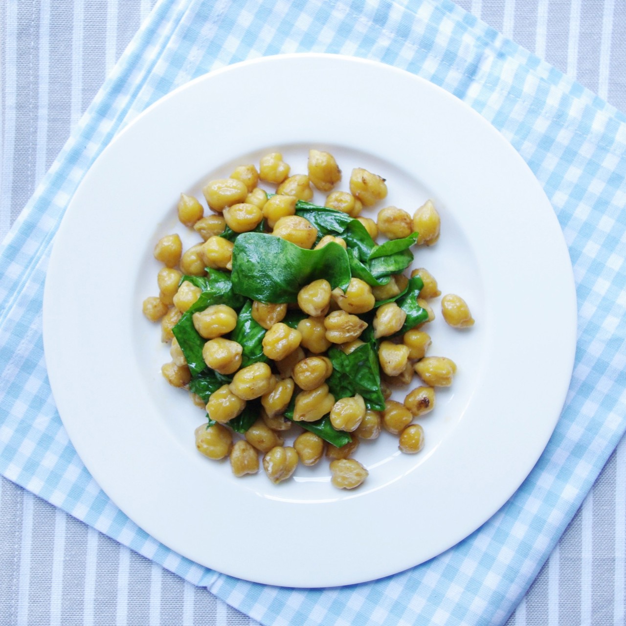 Обжаренный нут со шпинатом