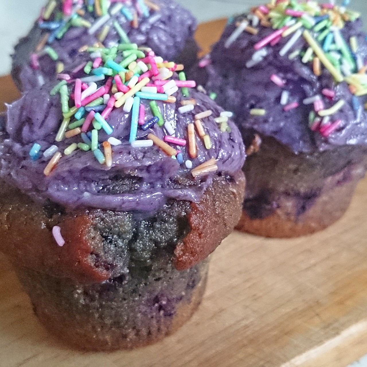 Очень черничные капкейки с мягким сырным кремом