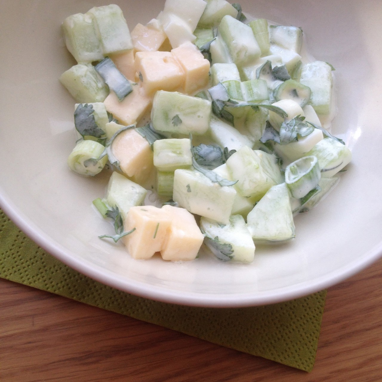 Огуречный салат с яйцом, редисом, зеленым луком и сыром