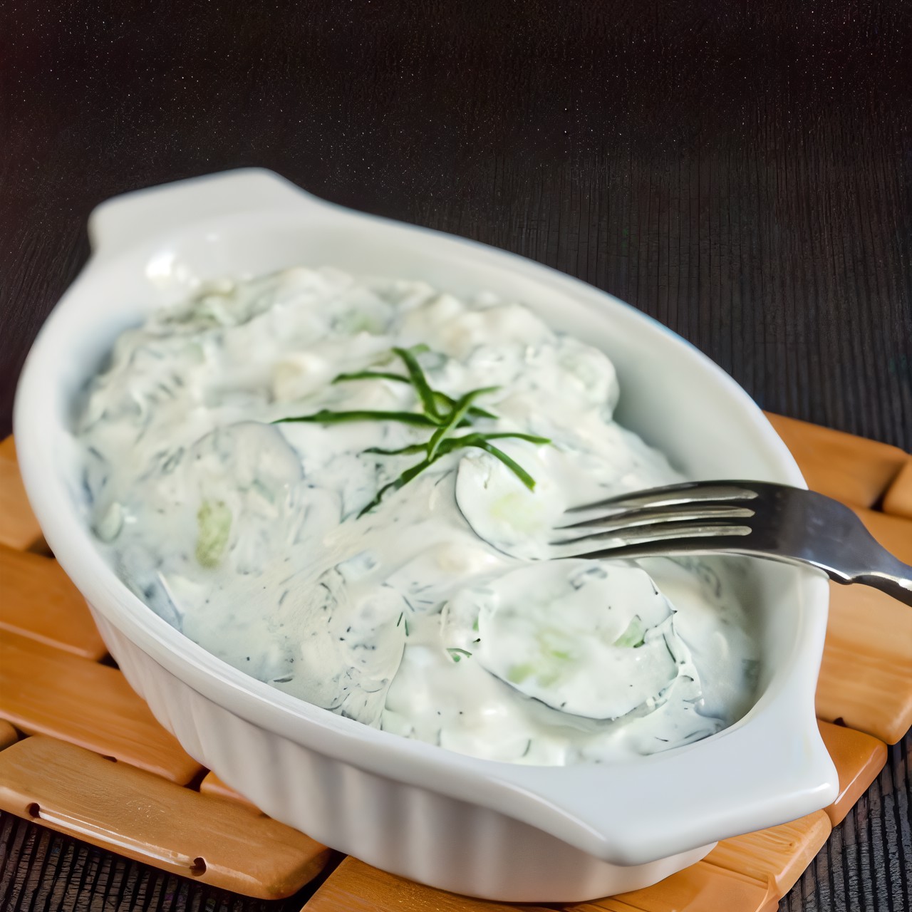 Огуречный салат с йогуртовой заправкой и укропом