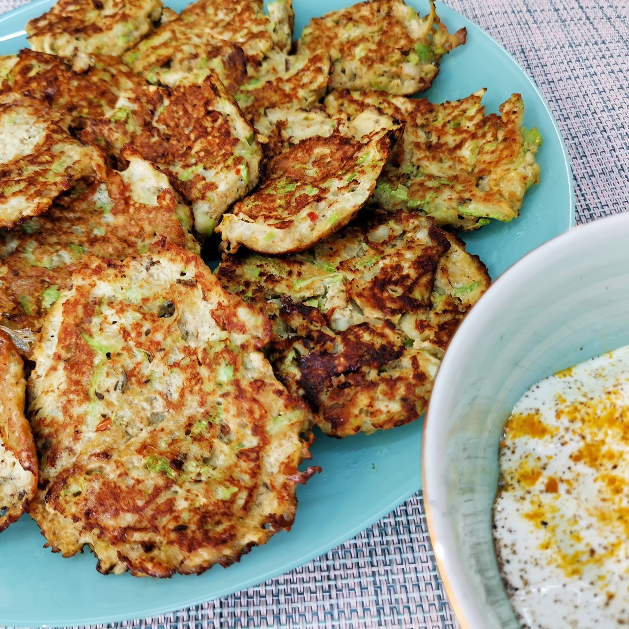 Оладьи из кабачков с чесноком и сметанным соусом