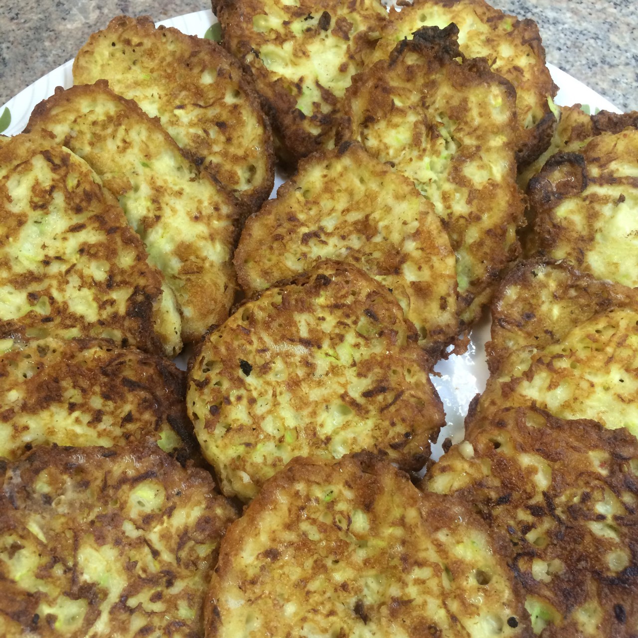 Оладьи из кабачков с тертым сыром и чесноком