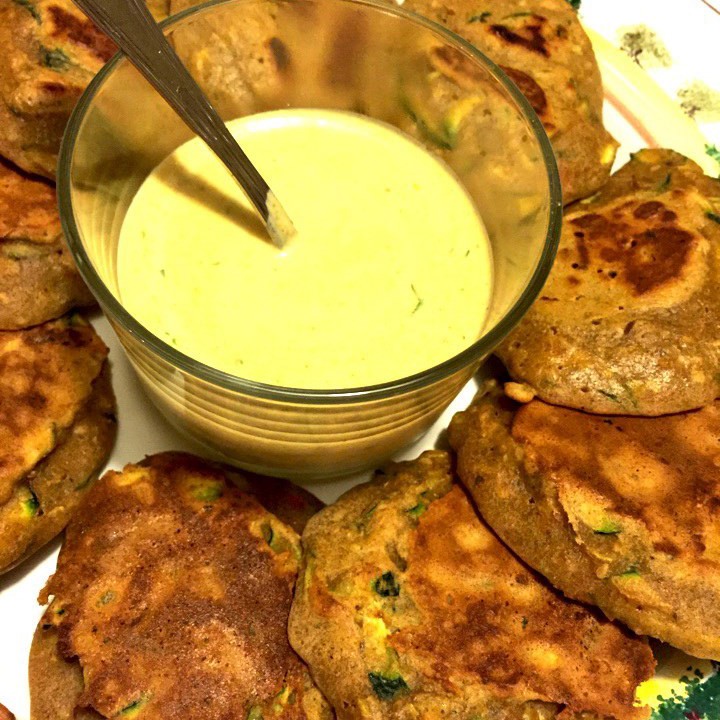 Оладьи из нутовой муки с цуккини