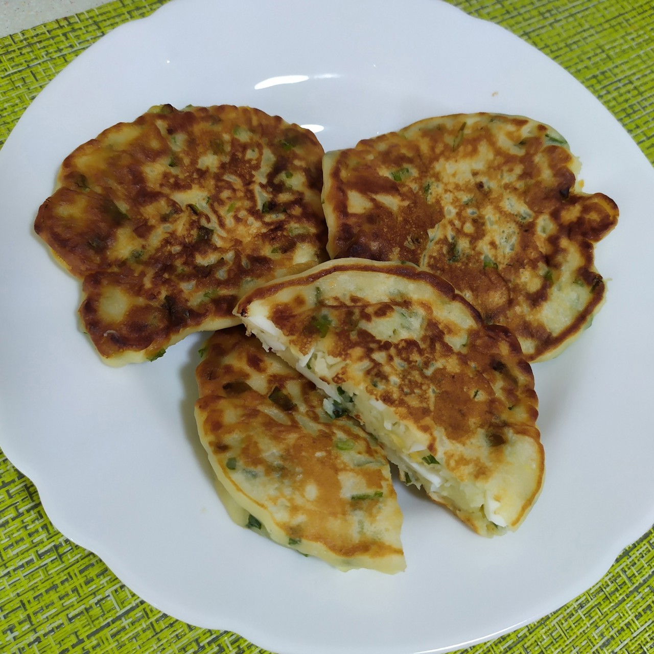 Оладьи с яйцом и зеленым луком