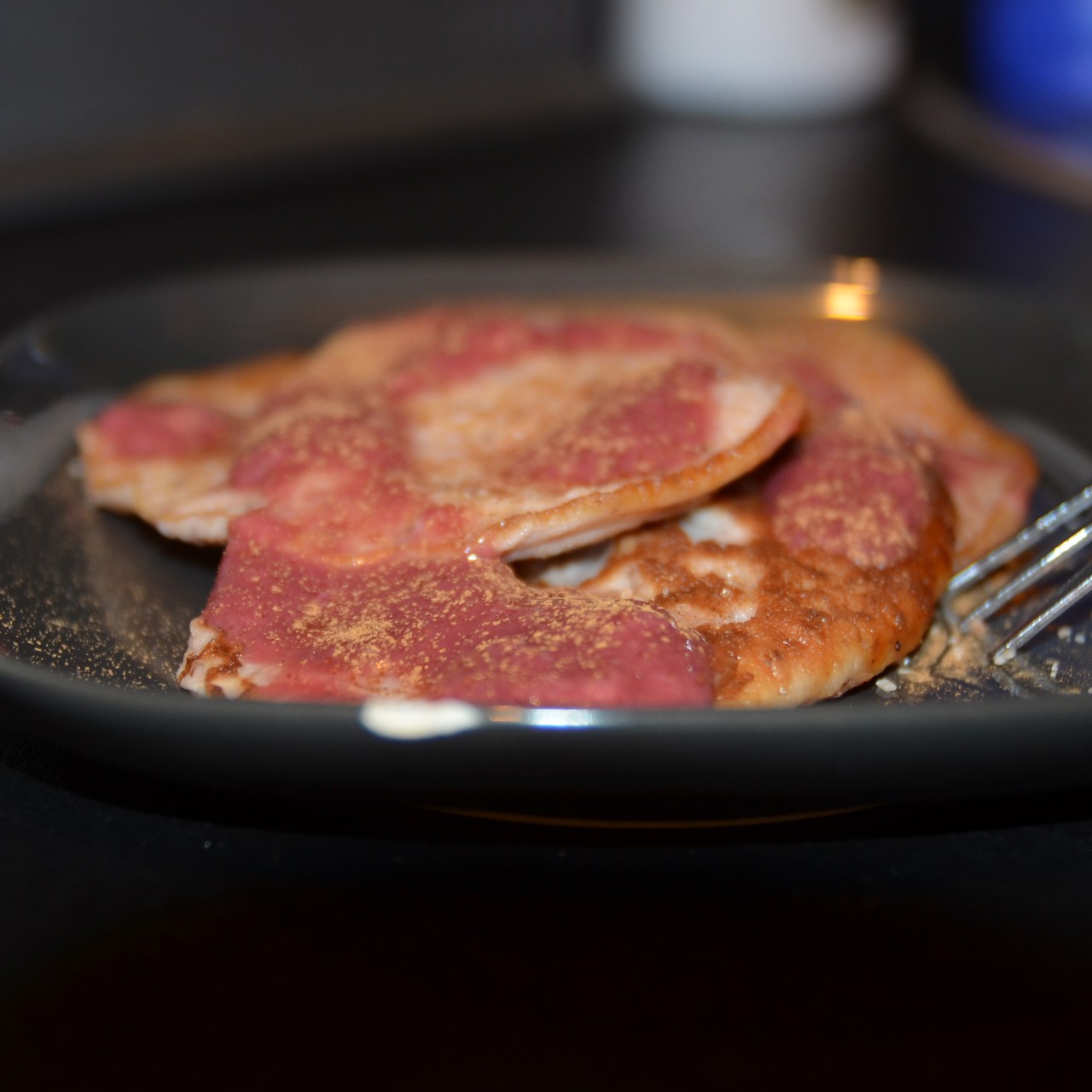 Оладьи с земляникой и ягодным соусом