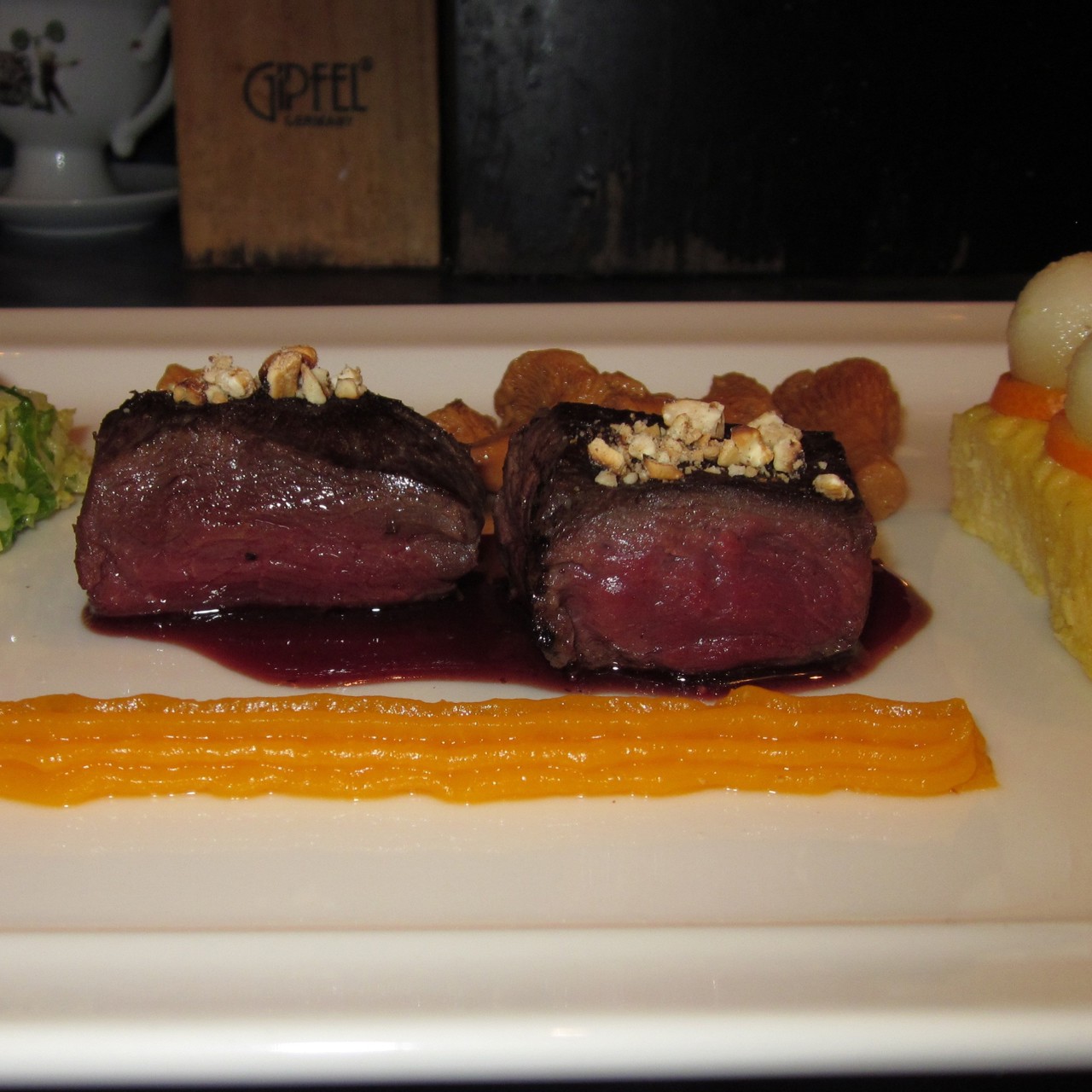 Оленина с брусничным соусом