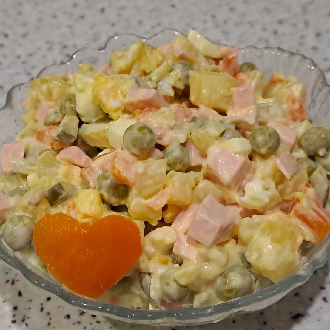 Оливье с колбасой и зеленым горошком