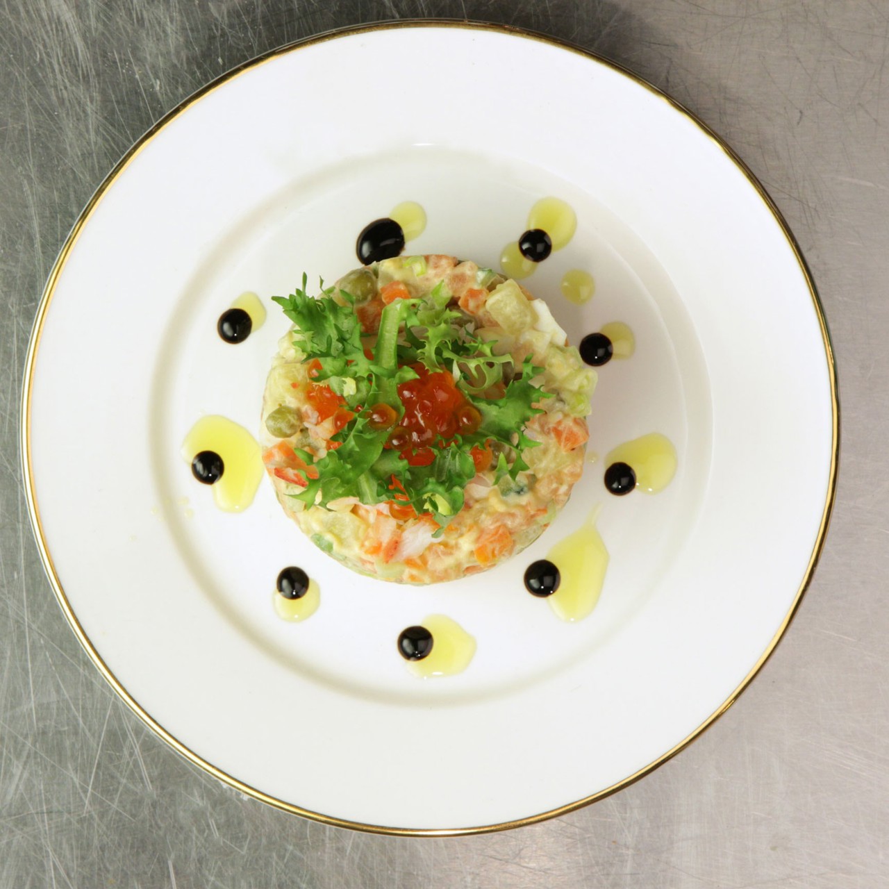 Оливье с копченой рыбой и камчатским крабом