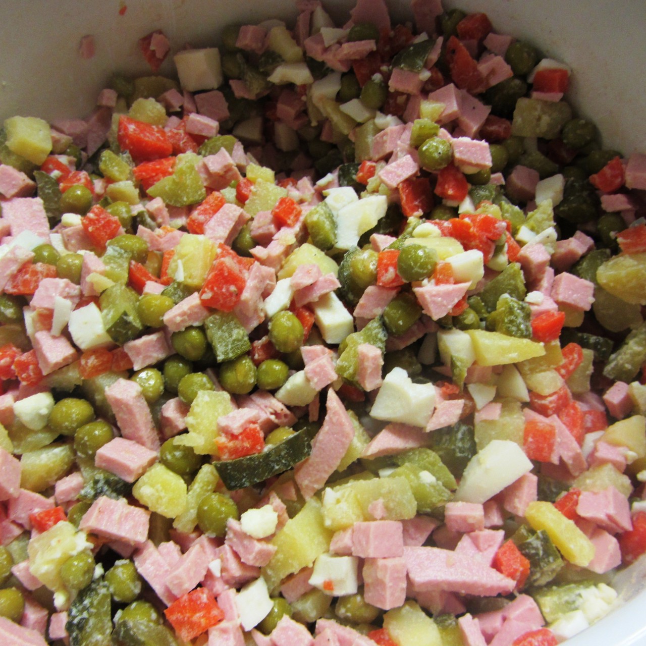 Оливье с солеными огурцами