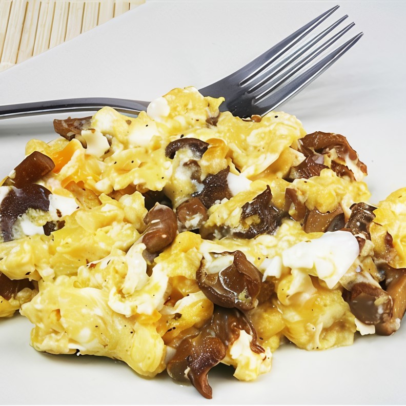 Омлет с белыми грибами, сыром грюйер и эстрагоном