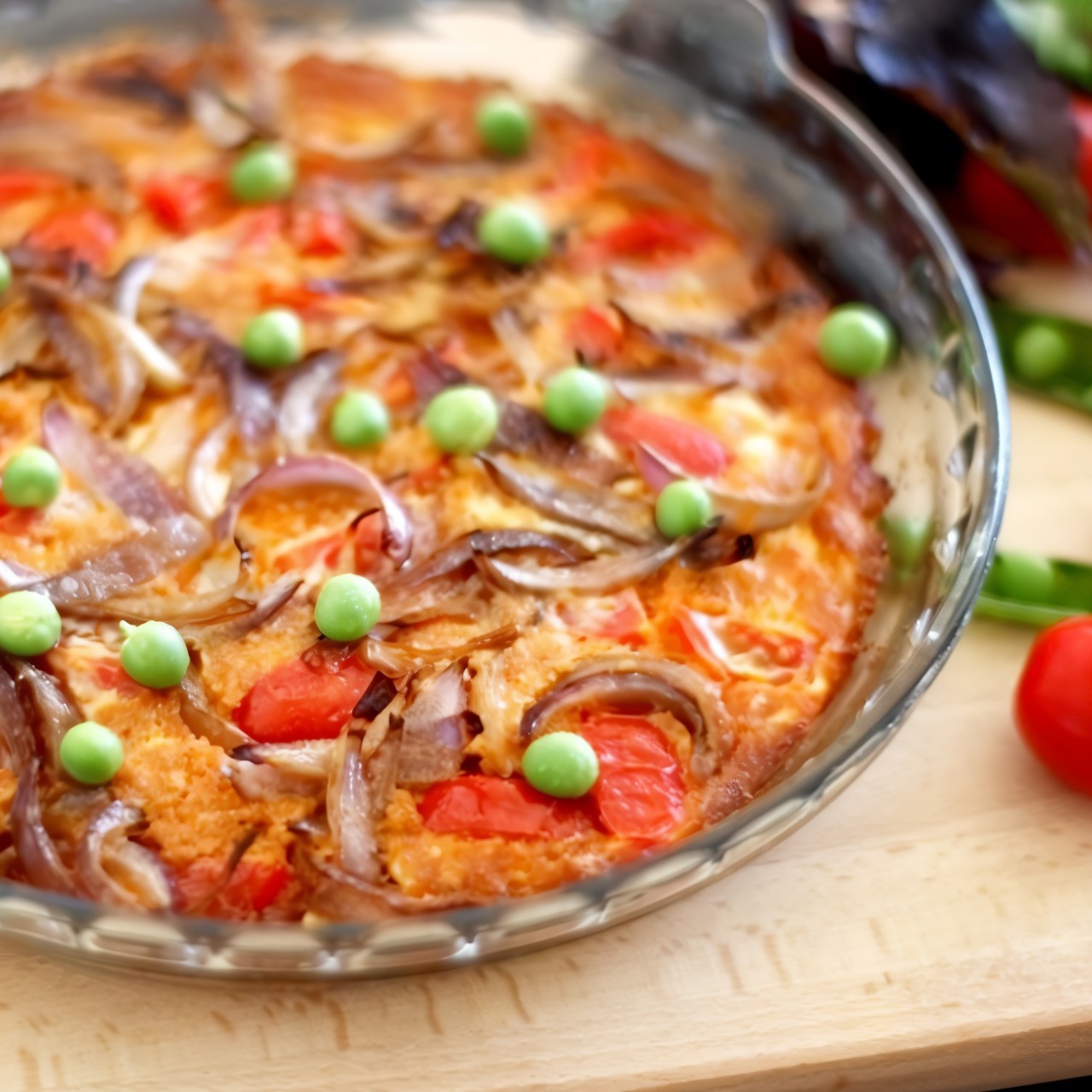 Омлет с чоризо, овсяным молоком, помидорами черри и зеленым горошком