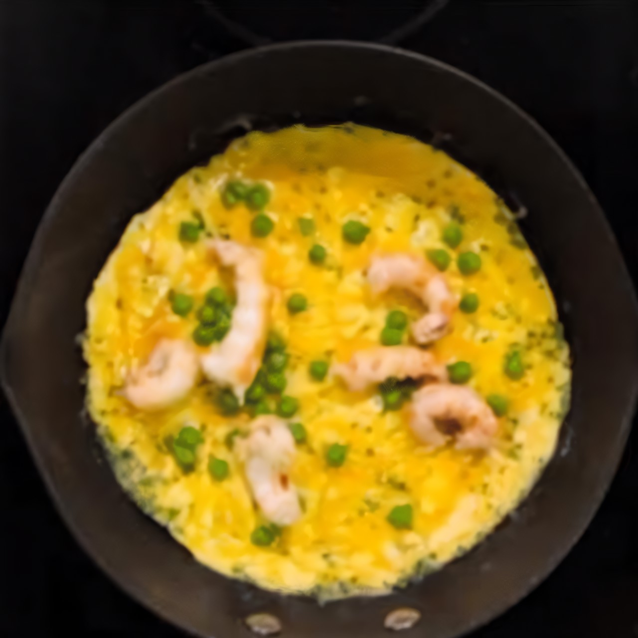 Омлет с горохом и креветками