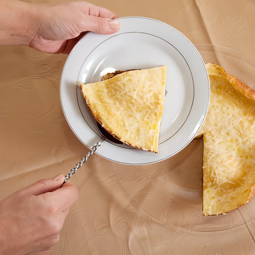 Омлет с карамелизованной грушей, горгонзолой, беконом и орехами пекан