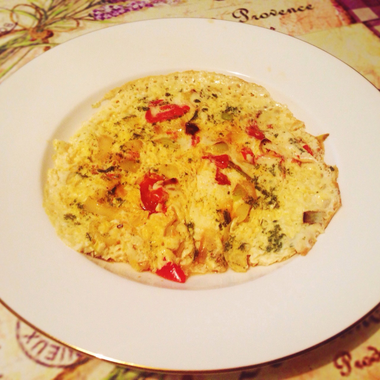 Омлет с луком-пореем и помидорами