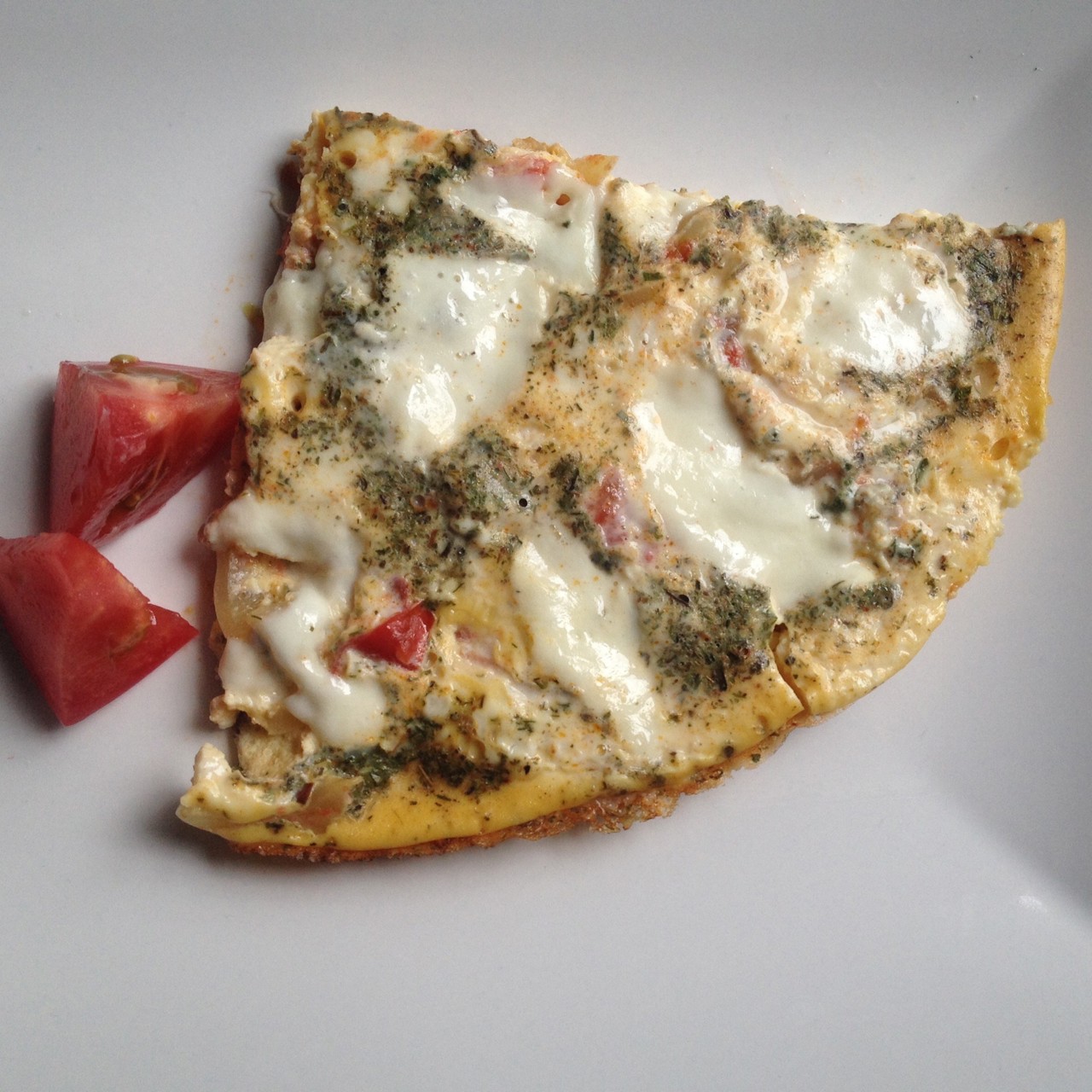 Омлет с помидорами, сладким перцем и сыром моцарелла