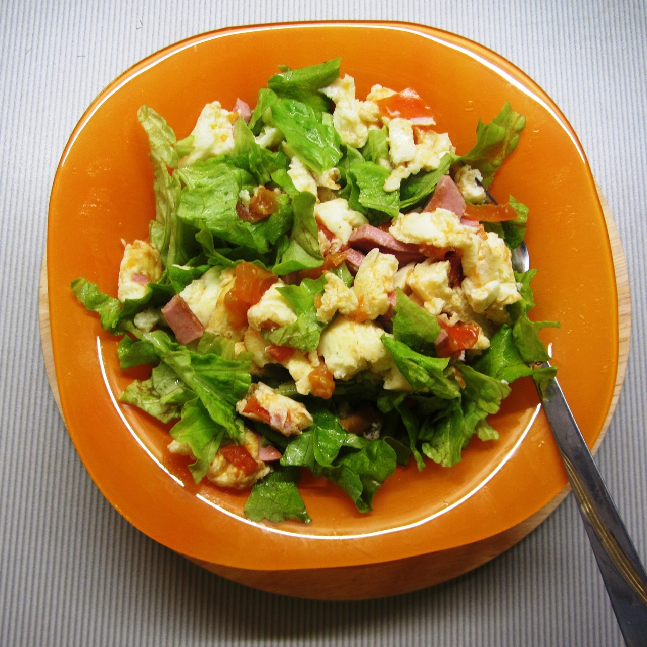 Омлет с ветчиной, помидорами и салатом айсберг