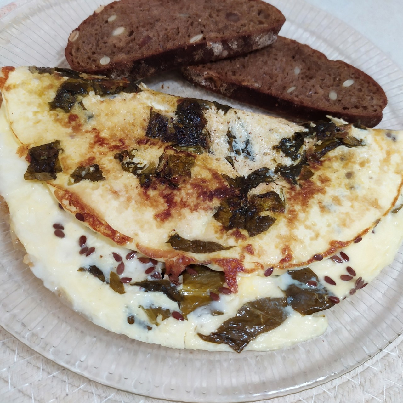 Омлет с зеленым щавелем и семенами льна