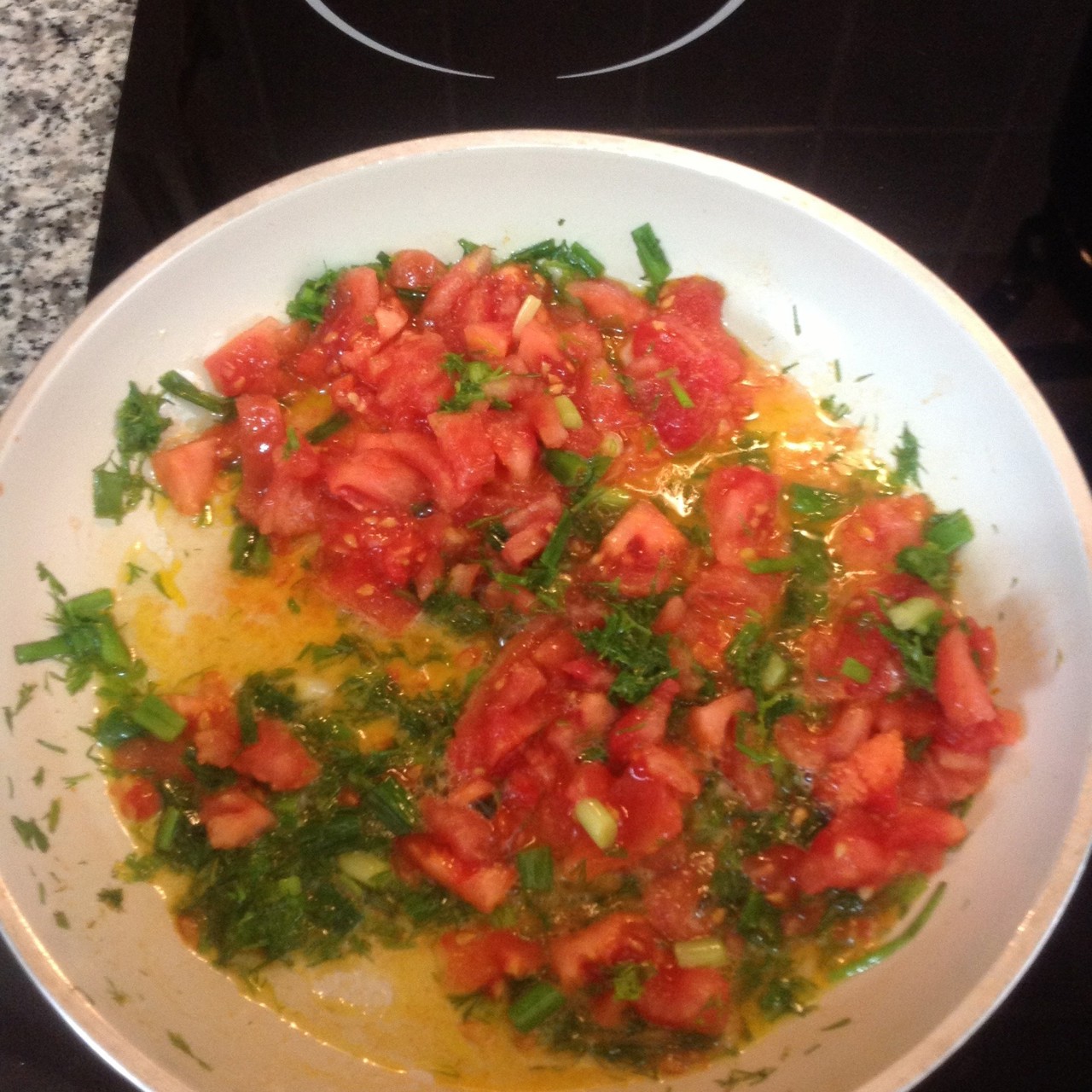 Омлет с зеленью и помидорами