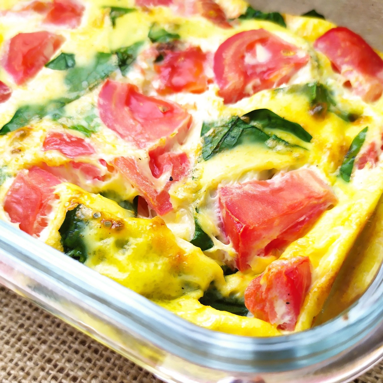 Омлет со шпинатом и помидорами