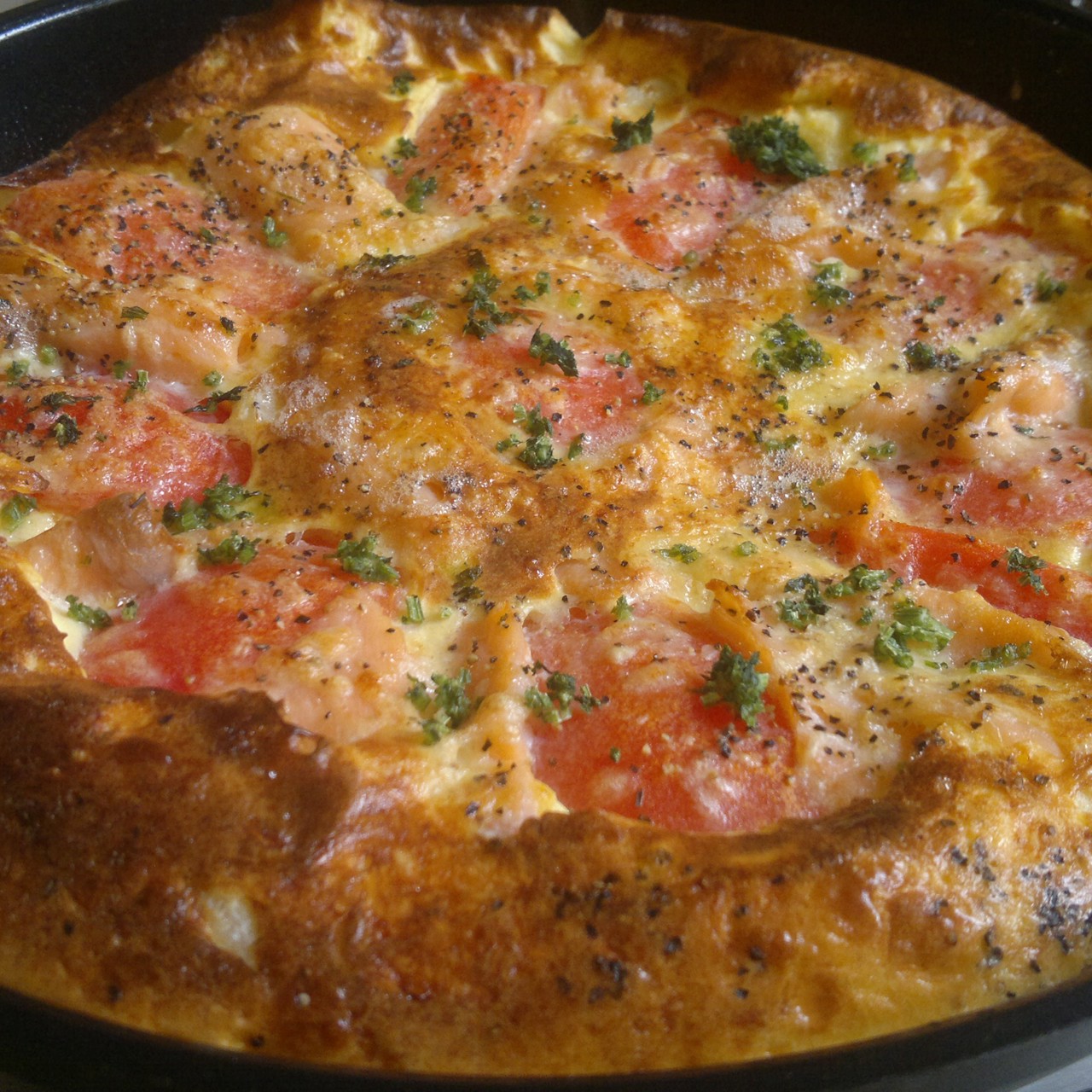 Омлет со слабосоленой семгой и помидорами