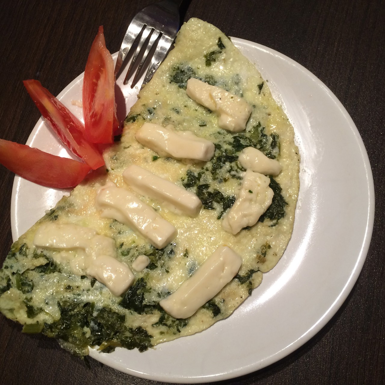 Омлет со сметаной, шпинатом и козьим сыром