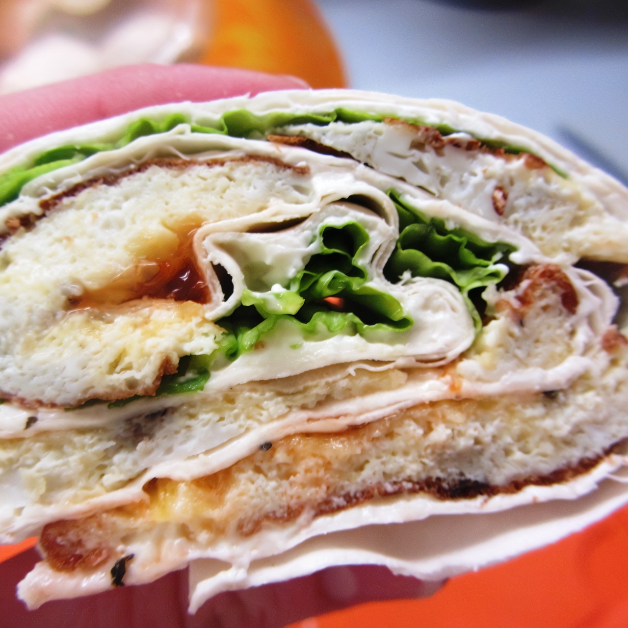 Омлет в лаваше с икрой и сыром