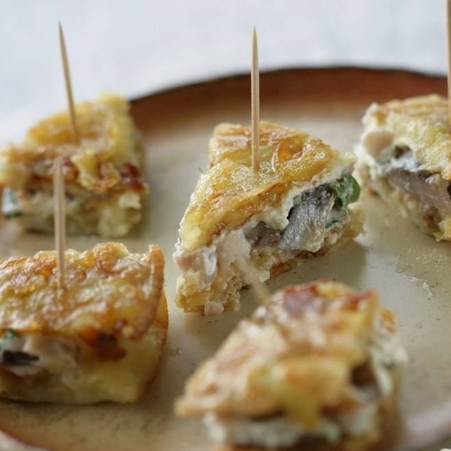 Омлетная закуска с сельдью и сливочным сыром