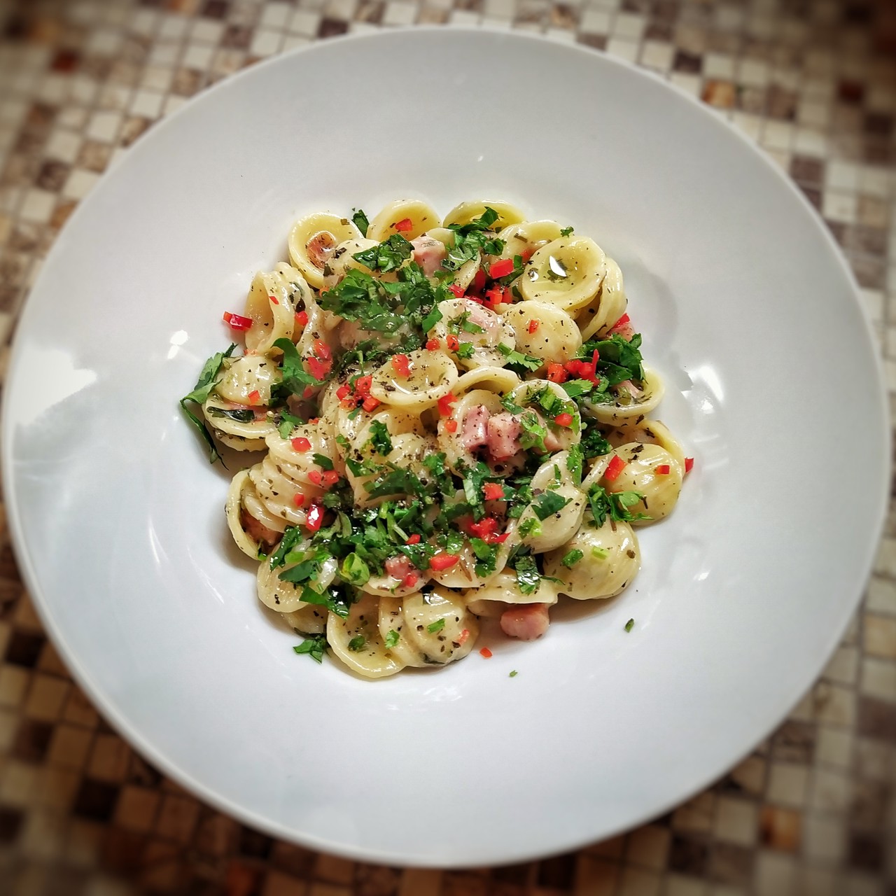 Орекьетте с грудинкой, перцем чили и кинзой