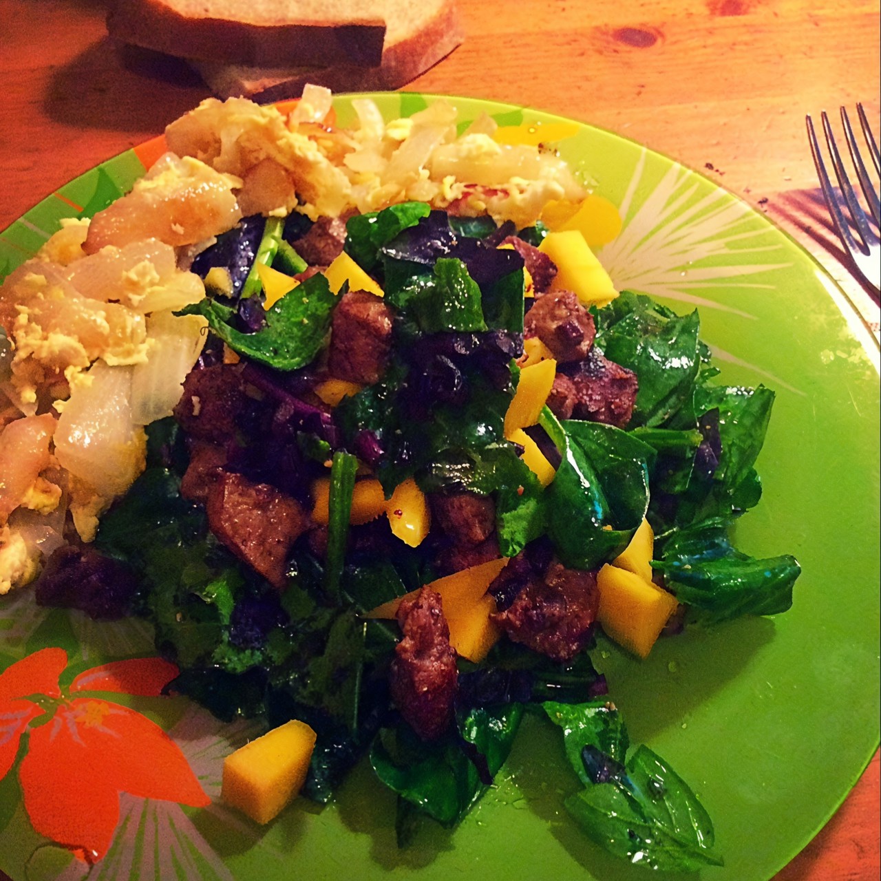 Осенний салат с печенью и манго