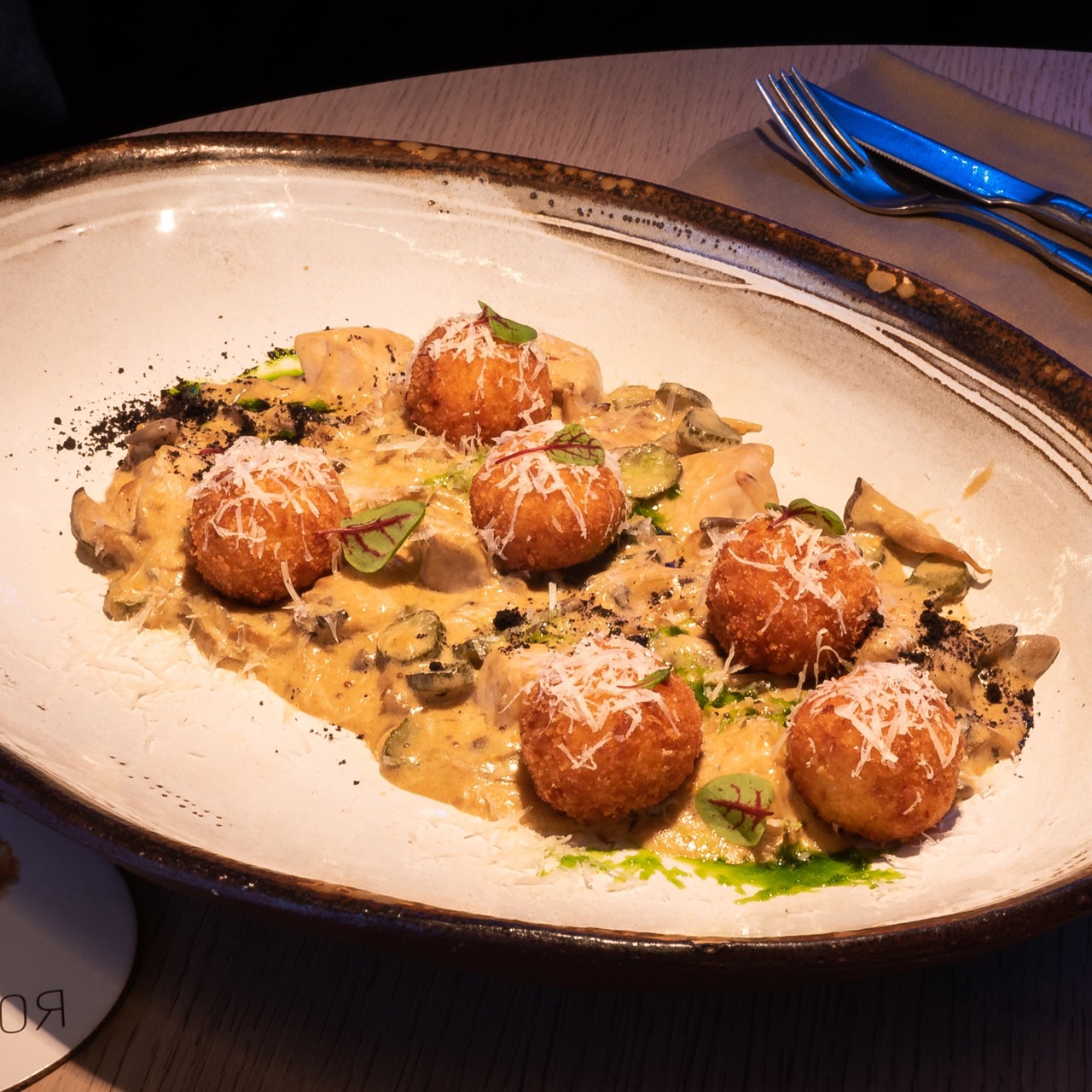 Осетр по-строгановски с картофельными крокетами