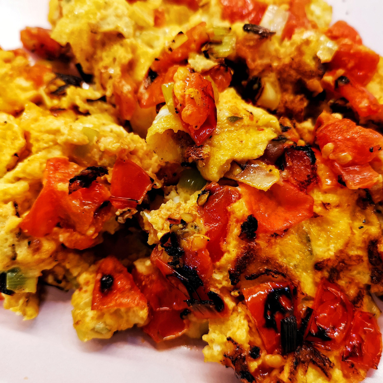 Острая сырная яичница с луком и помидорами