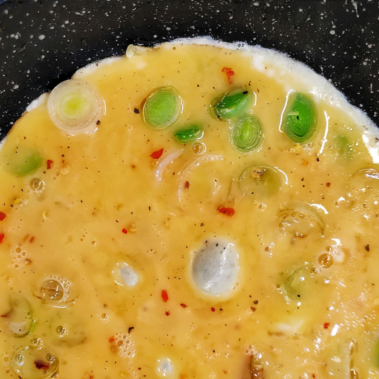 Острая яичница с луком-пореем