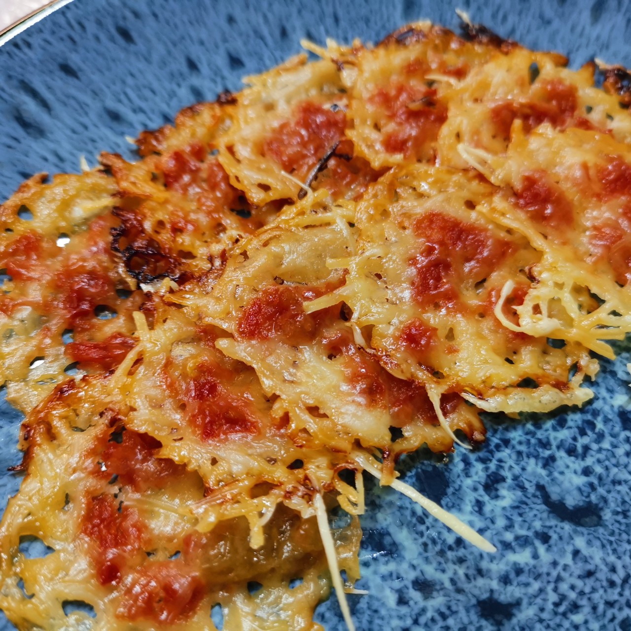 Острые чипсы из козьего сыра