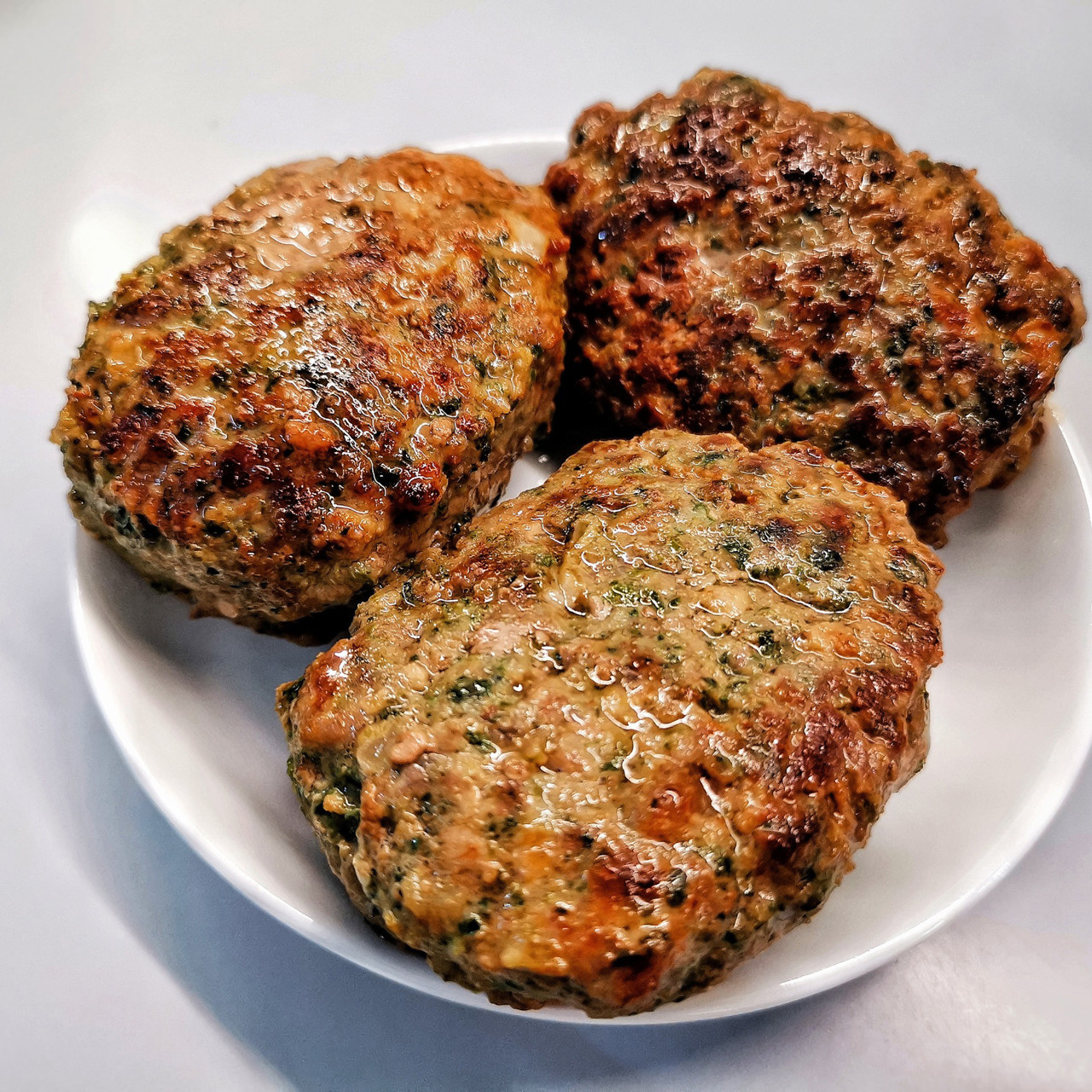 Острые котлеты с сыром и шпинатом