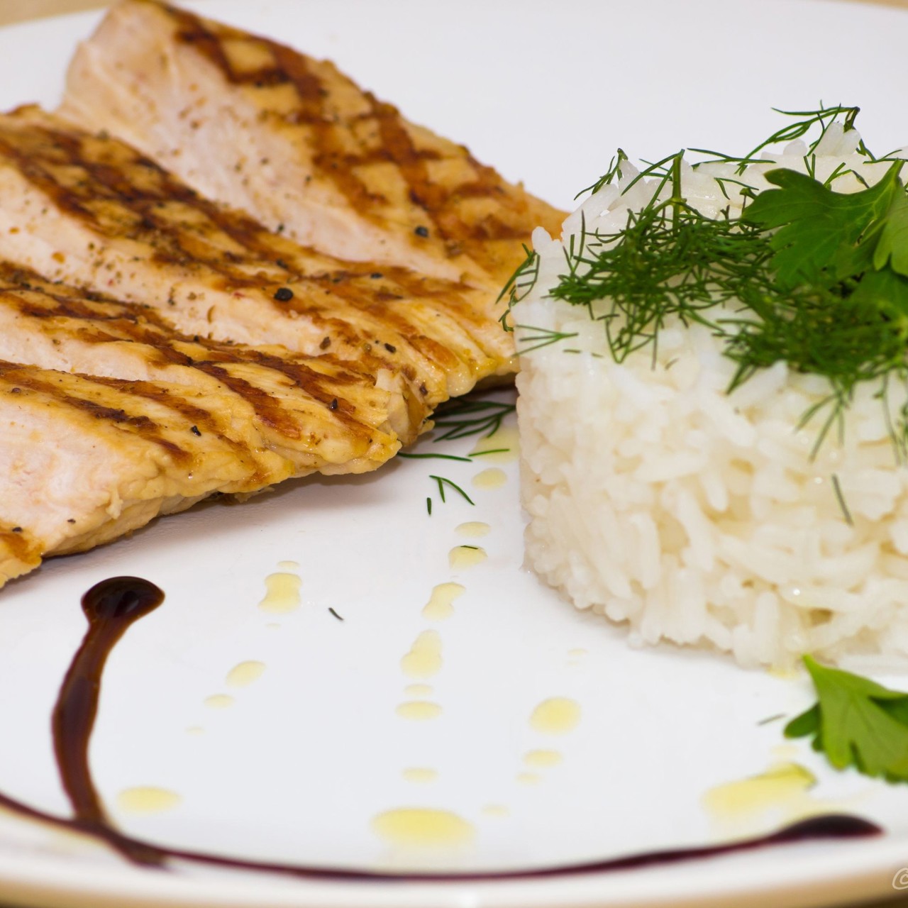 Отбивная из индейки на гриле с рисом и травами