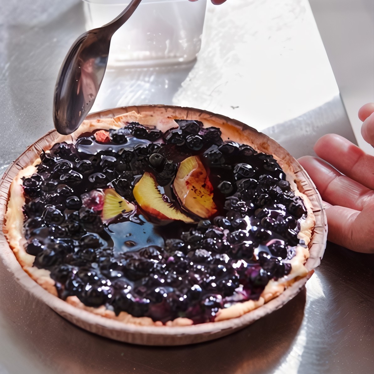 Открытый пирог с черникой и персиками