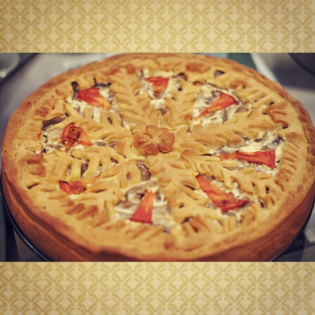 Открытый рыбный пирог с грибами