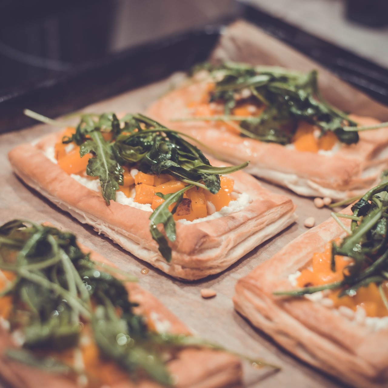 Открытый пряный пирог с тыквой и зеленым соусом табаско