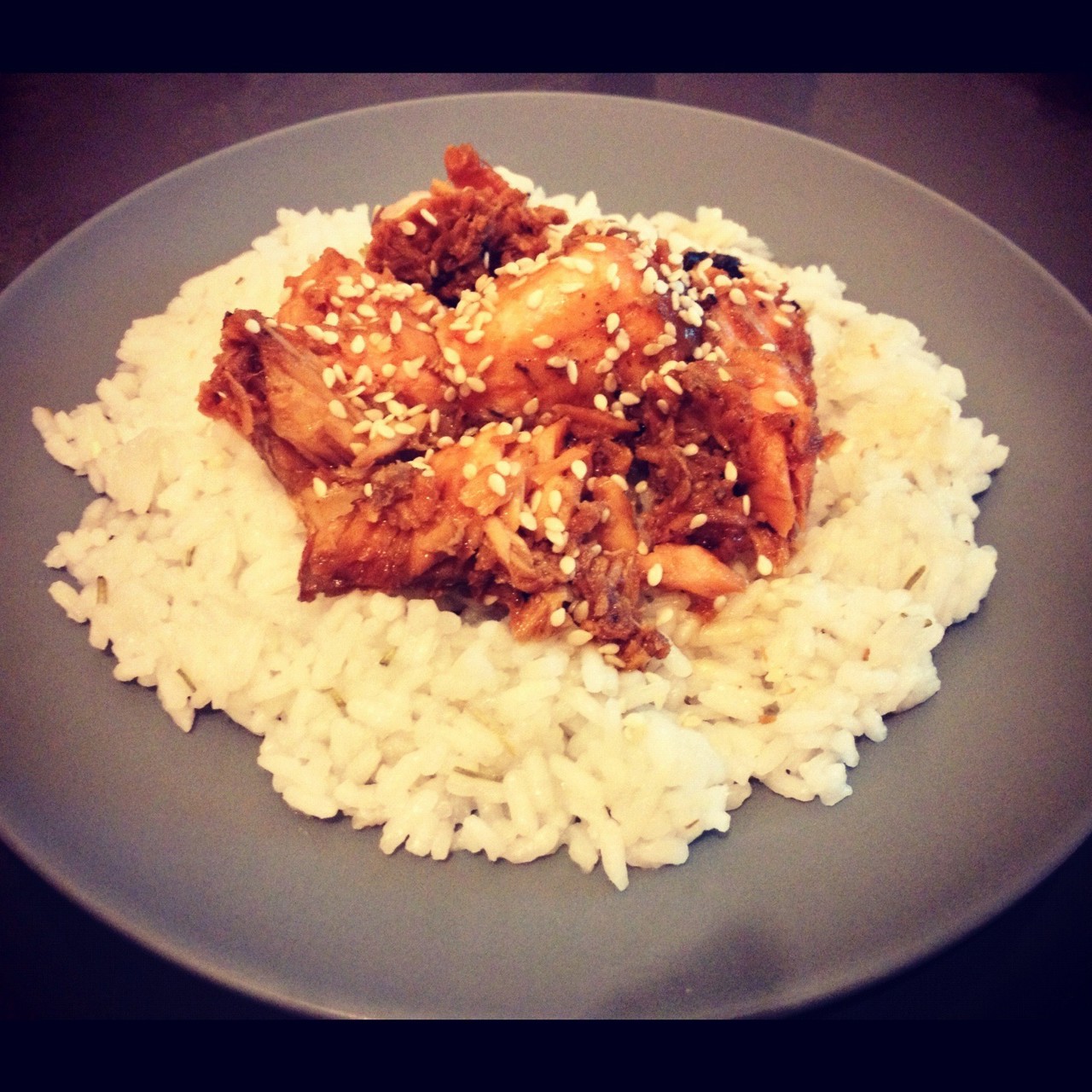 Отварной рис с семгой в кисло-сладком соусе