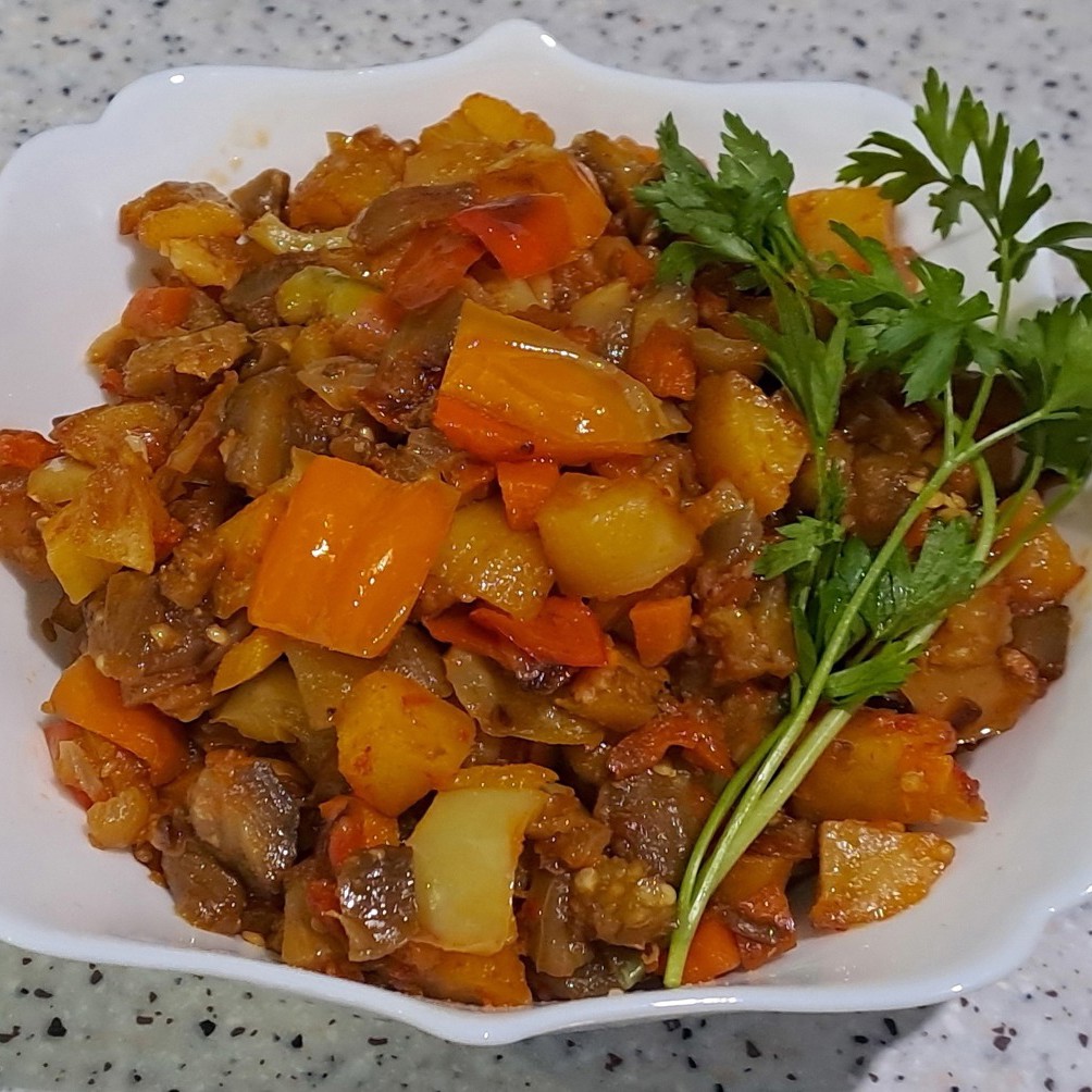Овощное рагу с баклажаном на сковороде