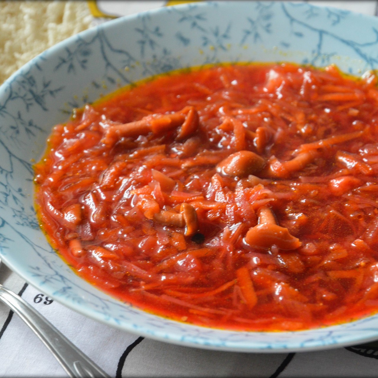 Овощной борщ с маринованными опятами