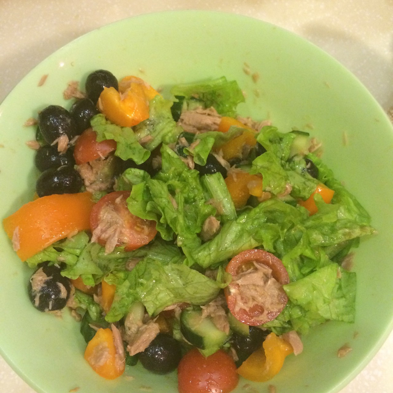 Овощной салат с консервированным тунцом