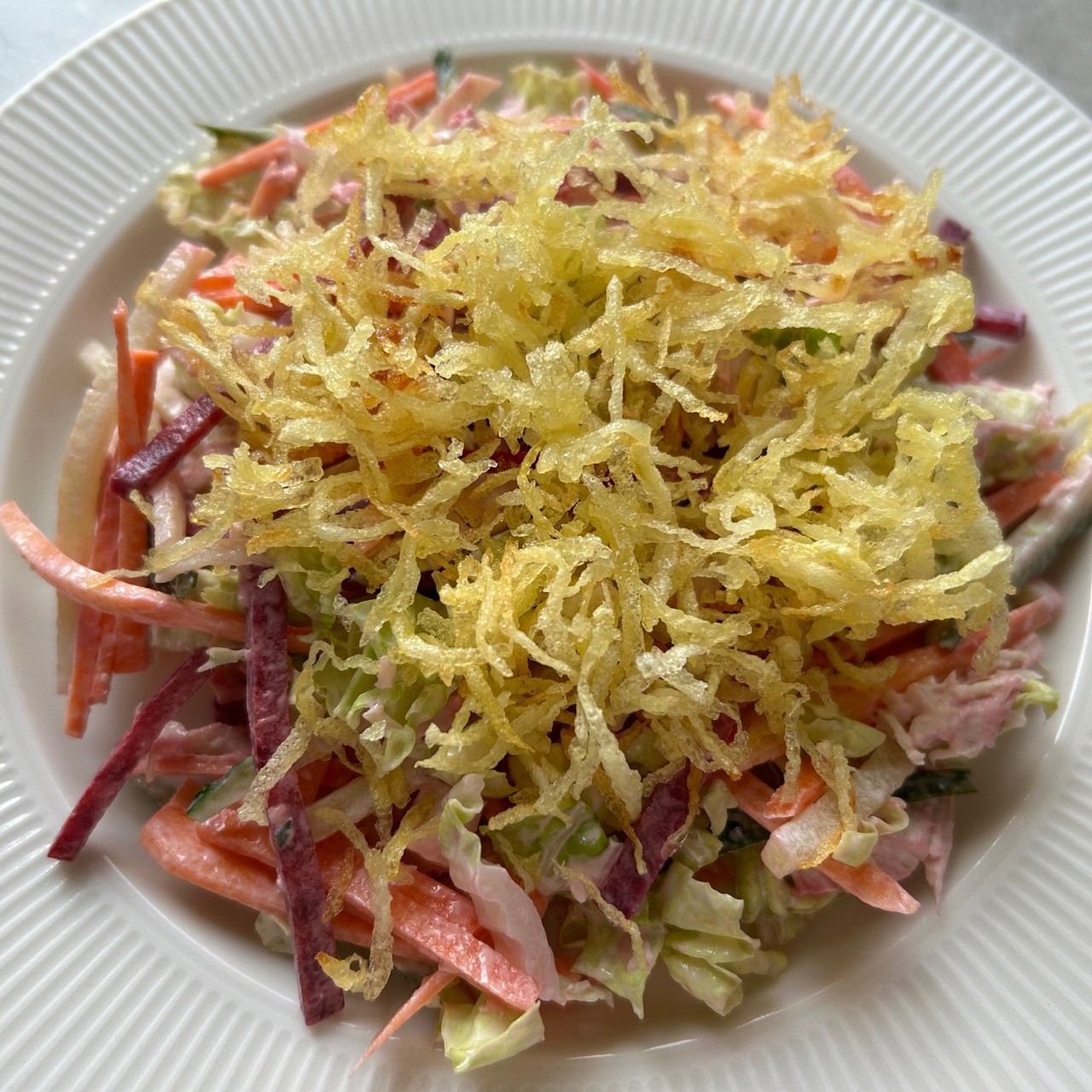 Овощной салат с курицей и картофелем пай